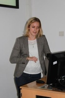 Europarlamentaarikko Riikka Pakarisen avustaja Emilia Pernaa